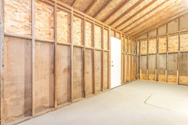 Building Photo - 3 Bedroom 2 Bathroom Fully Remodeled