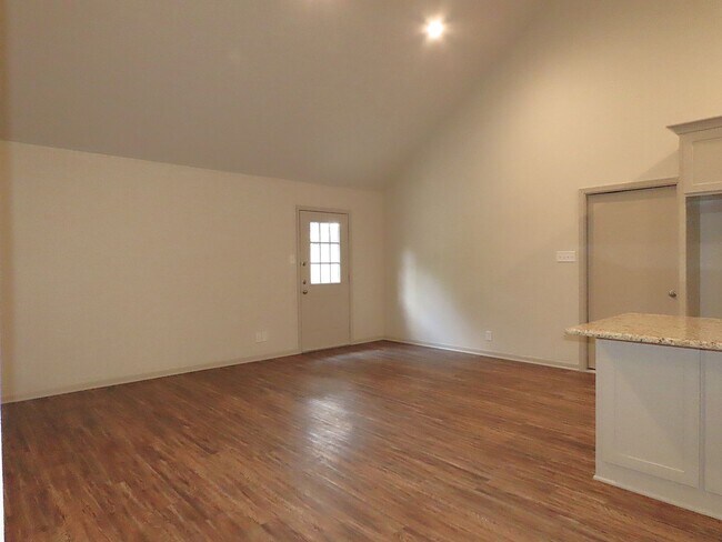 Building Photo - Remodeled in 2024! Gorgeous 3 Bdrm., 2 Bath Duplex in Whitehouse ISD!