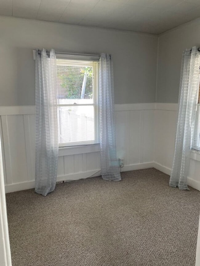 Building Photo - 2 bedroom 1 bath Brea $3200
