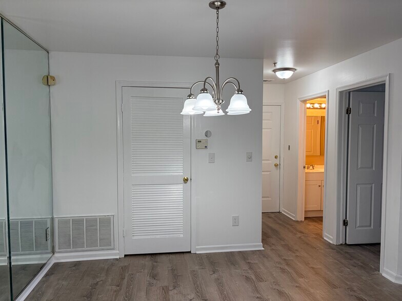 Building Photo - 614 Waterford Dr