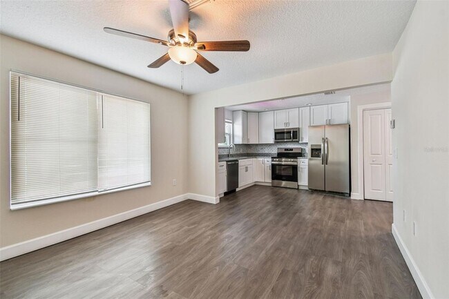 Building Photo - 650 E Tarpon Ave