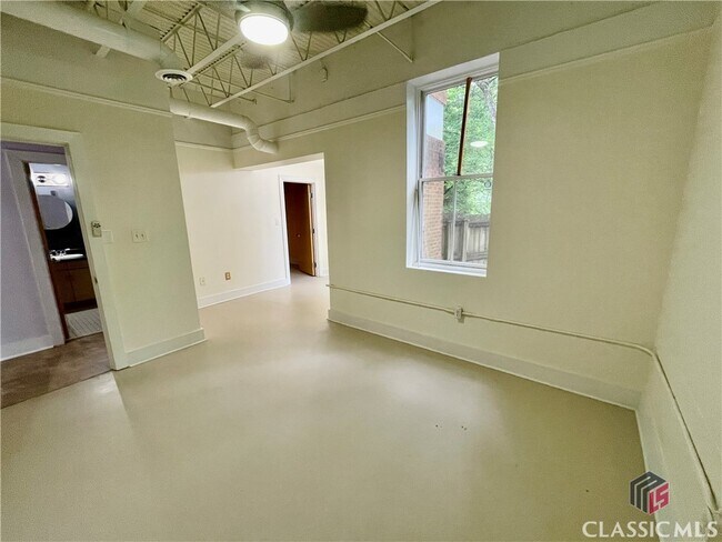 Building Photo - 1295 W Broad St