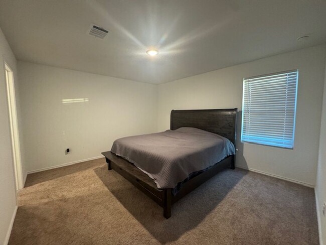 Building Photo - Super Nice with Great Price.  3 Bedroom 2 Bath 1 Story