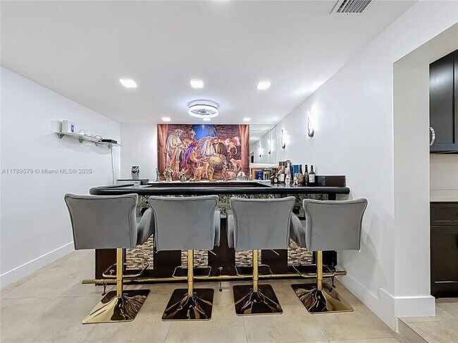 Building Photo - 5 bedroom in Hollywood FL 33021