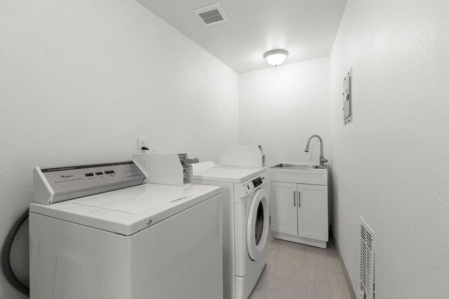 Building Photo - 6780 SW Canyon Terrace