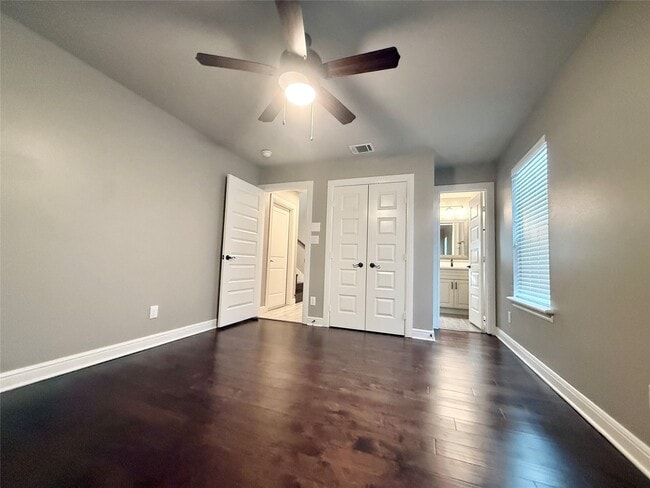 Building Photo - 2116 Couch St