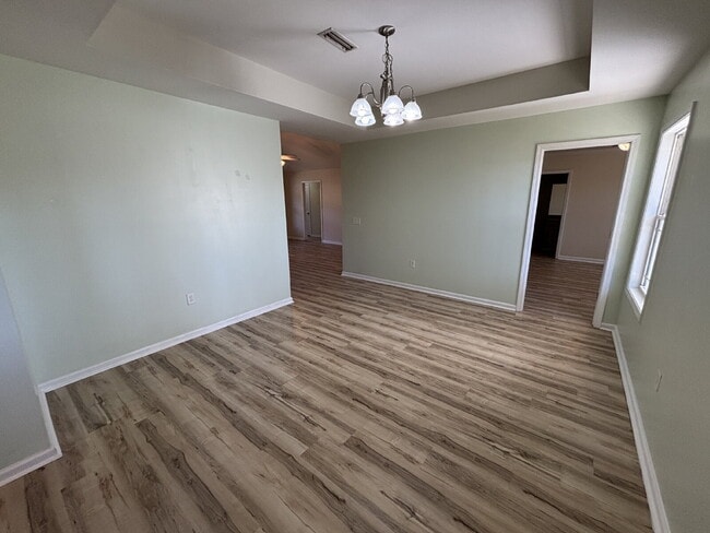 Building Photo - 472 Jester St