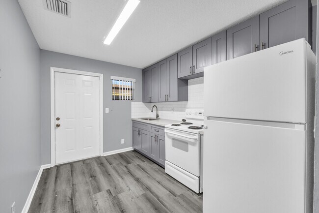 Building Photo - 1565 W 28th St