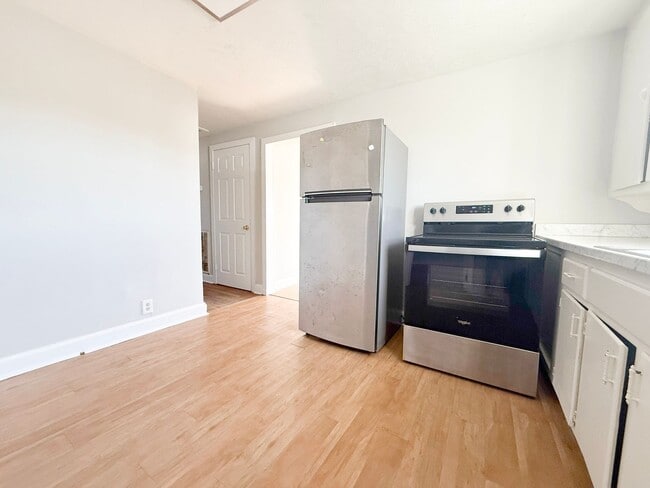 Building Photo - 4 Bedroom Two-Story Home with Large Yard, Lawn Care Included