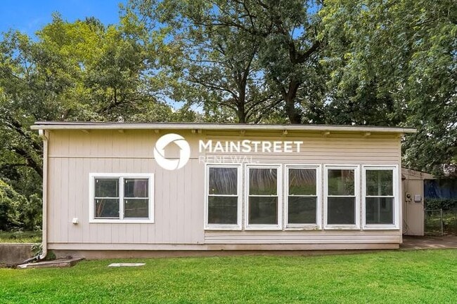 Building Photo - 2 Bedroom Pet-Friendly Home in Independence, MO with Main Street Renewal
