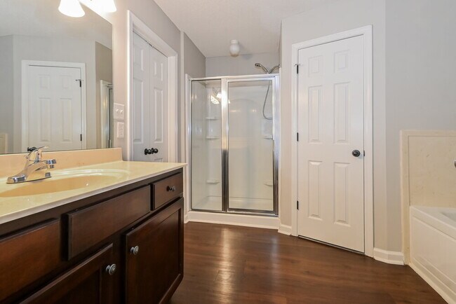 Building Photo - 87 Wren St