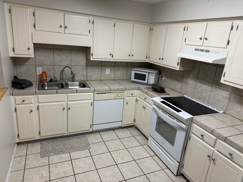 Building Photo - 720 Coventry Ln