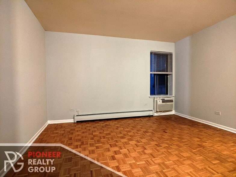 Building Photo - 510 W Briar Pl