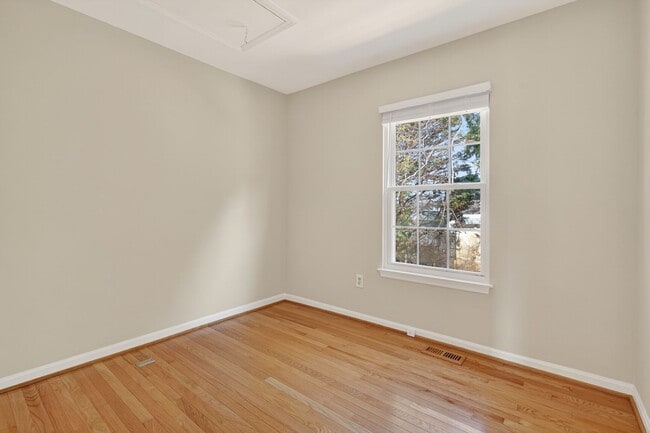 Building Photo - 8 Suncroft Ct