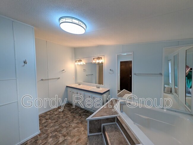 Building Photo - 3166 Redbud Ln