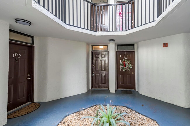 Building Photo - 210 Lake Pointe Dr