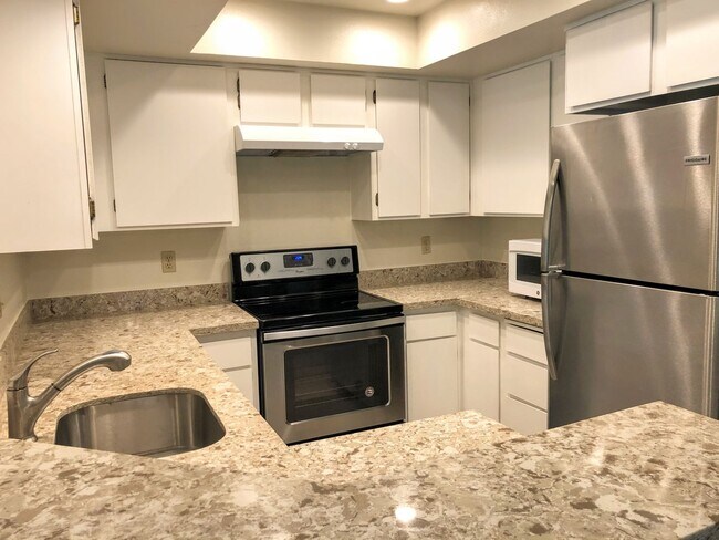 Building Photo - Spacious 2db, 2ba Condo Downtown Bellevue in Tranquil Setting