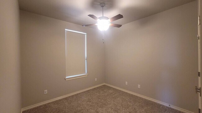 Building Photo - Very Beautiful 4 Bedroom Home in Mustang Schools