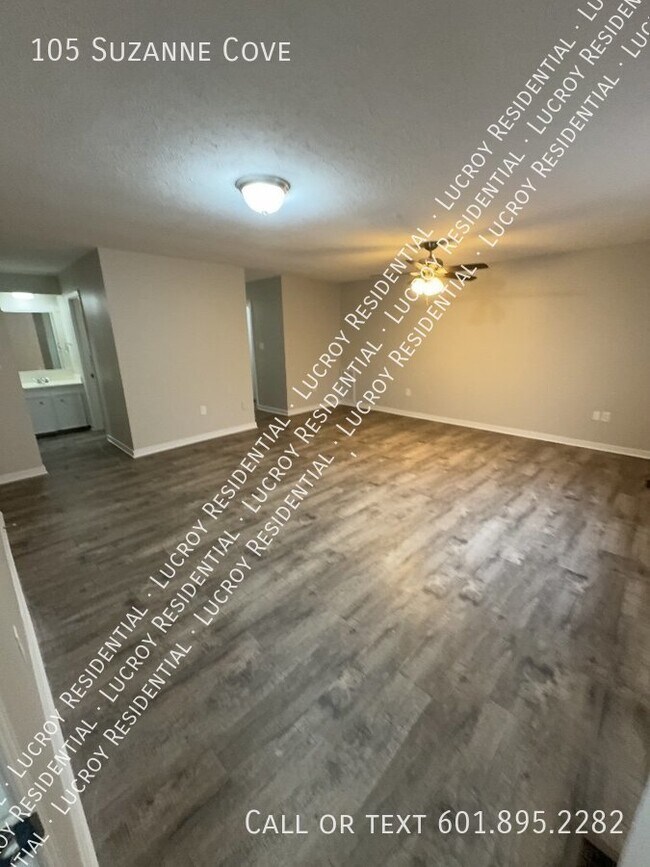 Building Photo - Updated 4-Bedroom Duplex with Fireplace in...