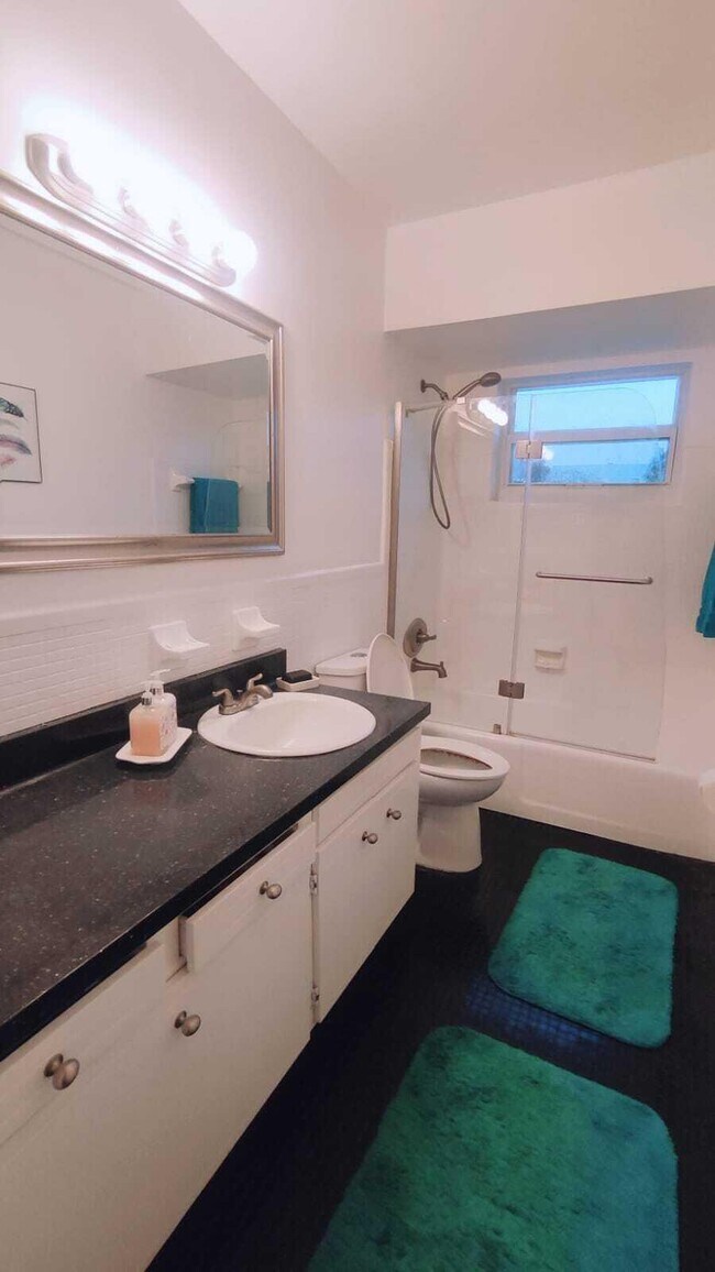 Building Photo - 1958 Monroe St