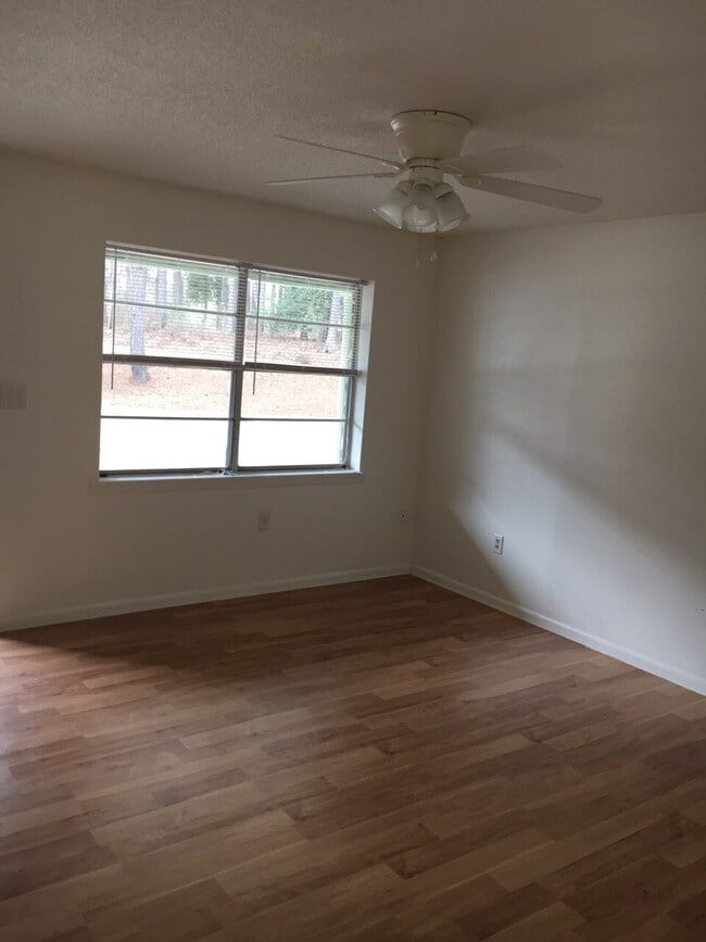 Building Photo - 2 Bedroom 1 bath apartment