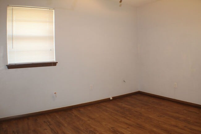 Building Photo - 628 Moraine Ave