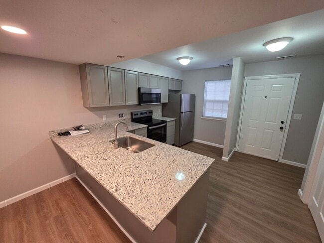 Building Photo - Updated 2 bedroom 2 bath with pool