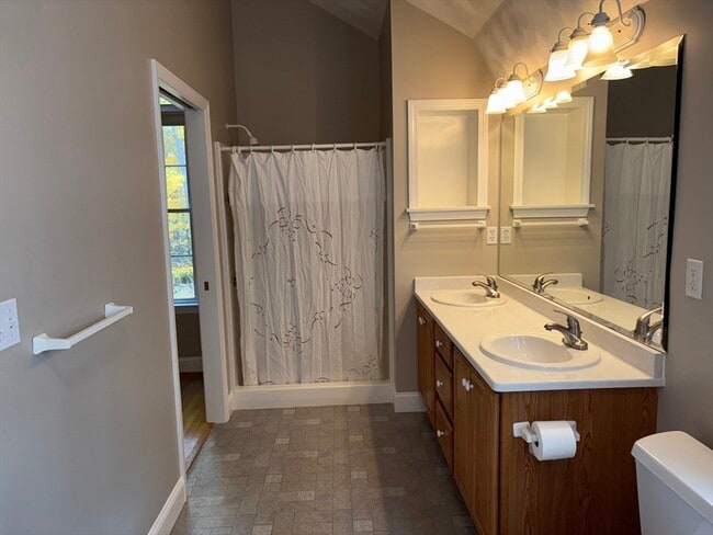 Building Photo - 13 Meadowbrook Rd