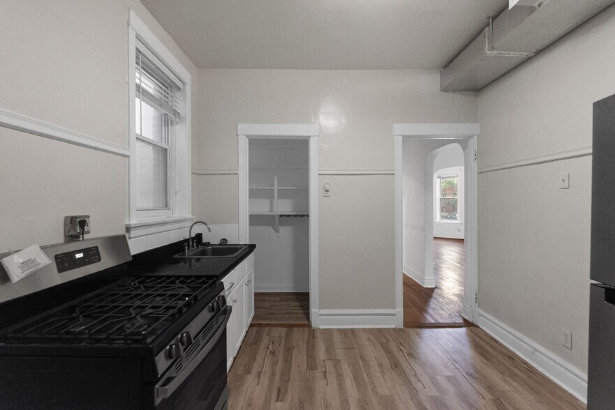 Building Photo - 1353 W Catalpa Ave