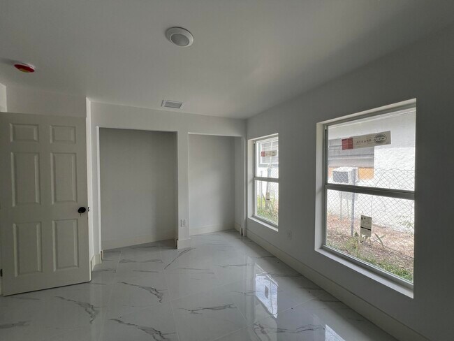 Building Photo - 828 S B St