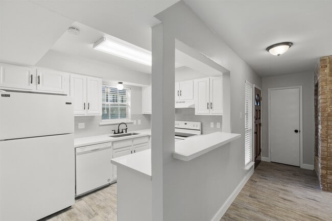 Building Photo - 13010 Trail Hollow Dr