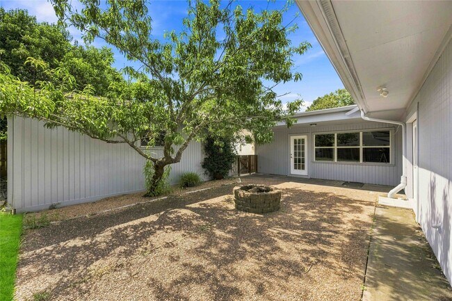 Building Photo - 6215 Queensloch Dr