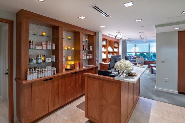 Building Photo - Spacious Waikiki Studio, One Block From Fo...