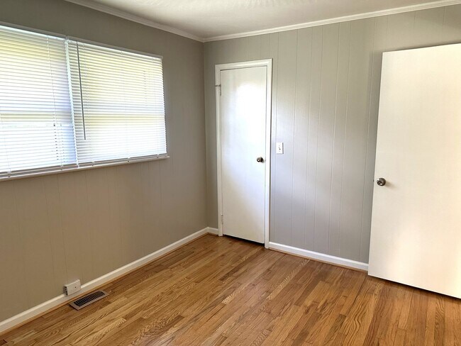Building Photo - IMMACULATE ONE LEVEL HOME AVAILABLE IN SUR...