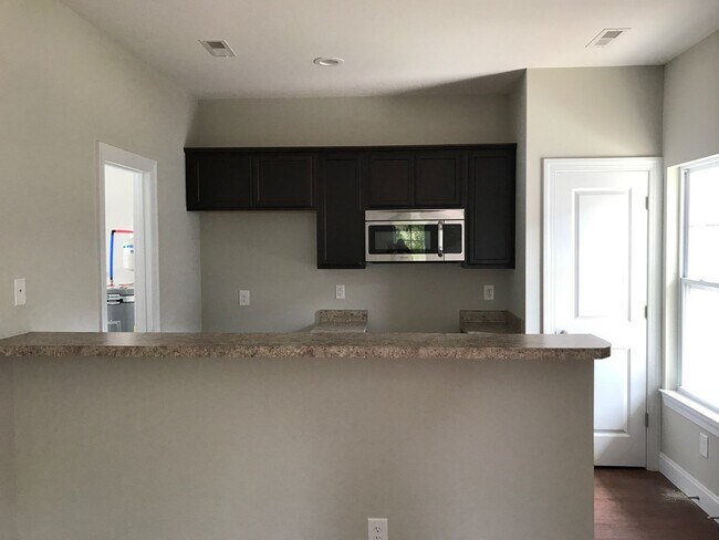 Building Photo - Cozy 1 Bedroom 1 Bathroom at 5026-A Park Ave