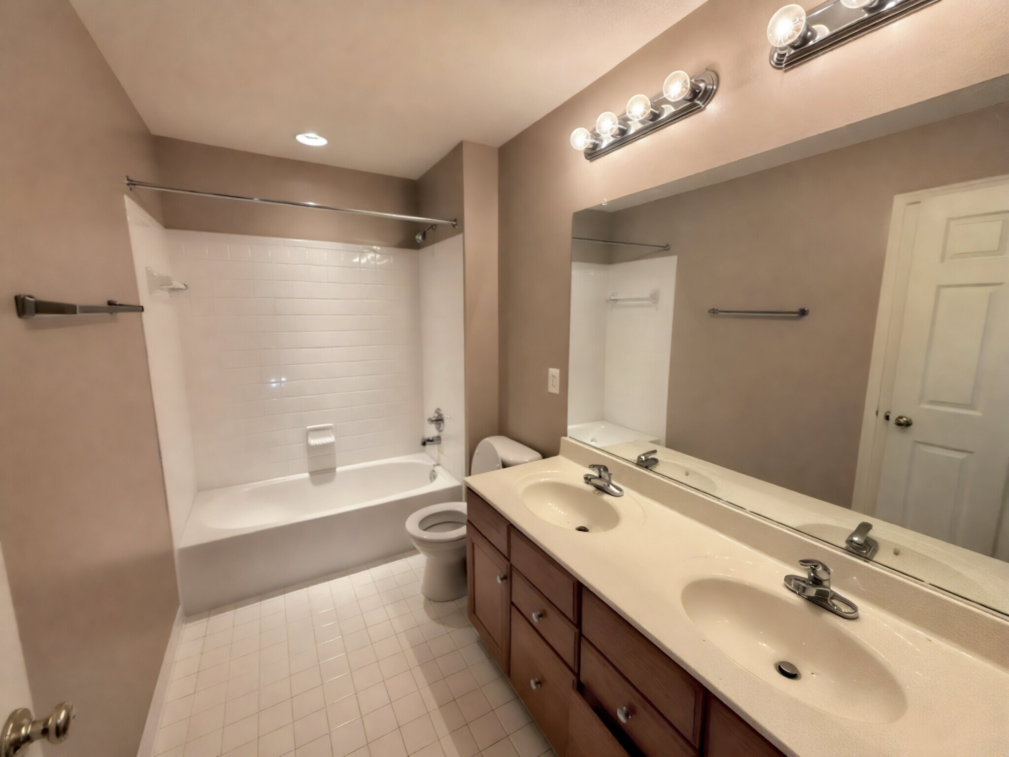 Full bath - 15024 Burgandine Ave