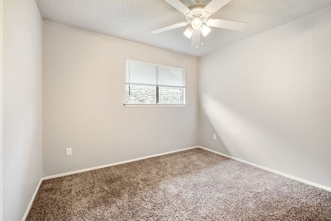 Building Photo - Simple 3 Bedroom, 2 Bath Home in South Aus...