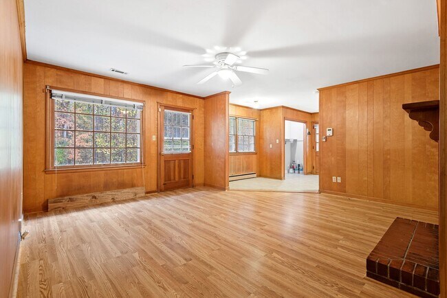 Building Photo - Available 5/9! Charming & Convenient Brick Ranch