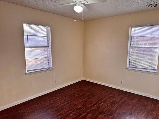 Building Photo - 1612 Phoenix Dr