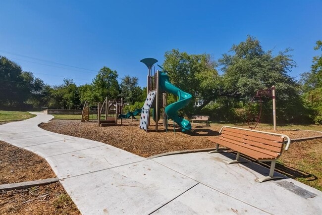 Building Photo - 601 E 8th St