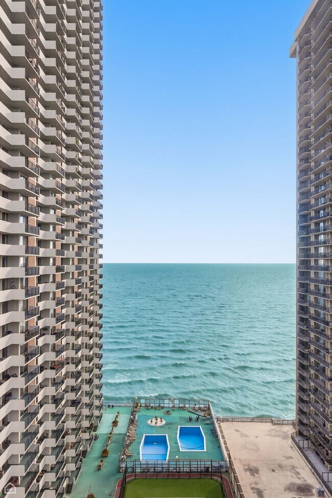 Building Photo - 6030 N Sheridan Rd