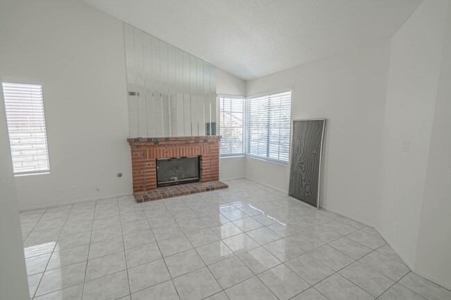 Building Photo - COMING SOON! Single Story 3 Bedroom in Mou...