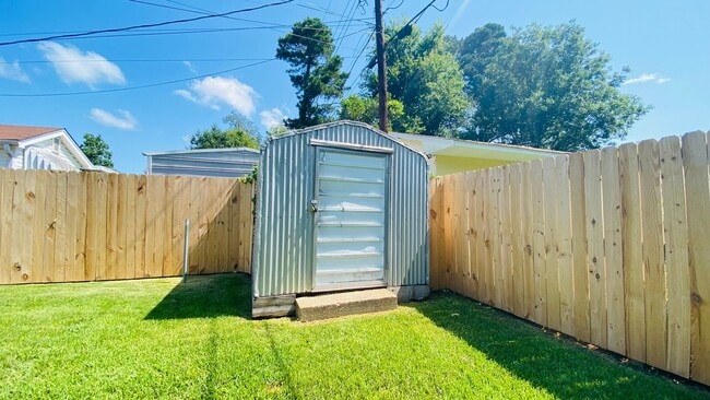 Building Photo - Three bedroom one bath!