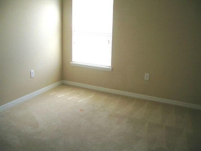 Building Photo - Freshly Painted 3-Bedroom Townhome with Garage and Driveway Parking, in St. Cloud, Florida