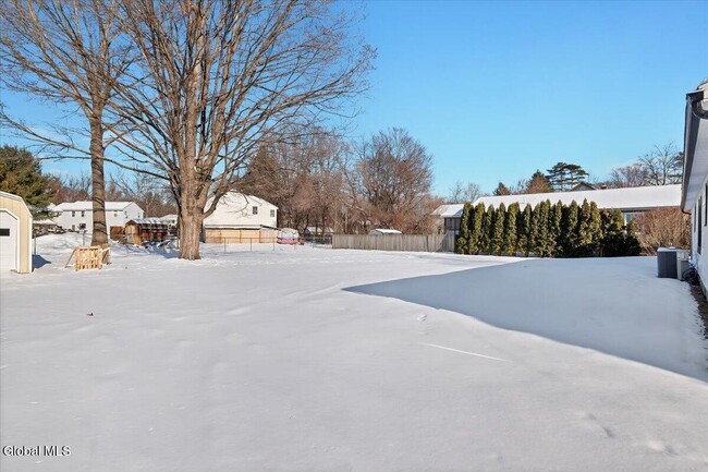 Building Photo - 257 W Circular St