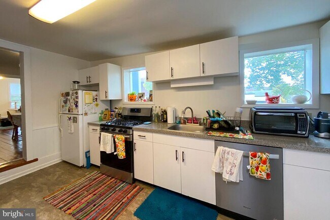 Building Photo - 10 Princeton Ave