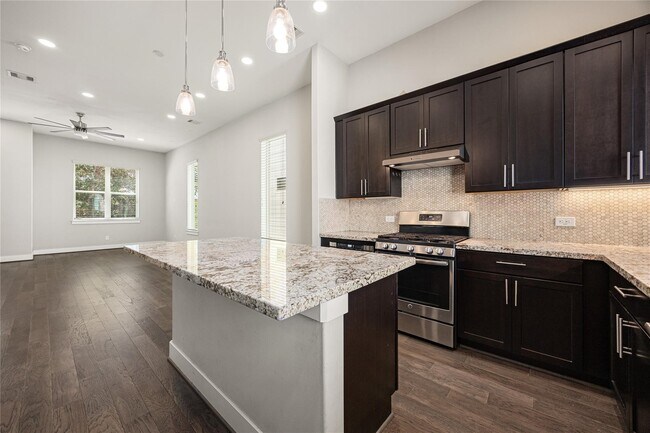 Building Photo - 707 Schwartz St