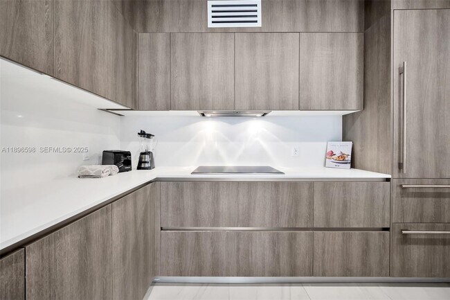 Building Photo - 17550 Collins Ave