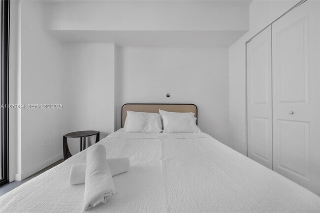 Building Photo - 1600 NE 1st Ave