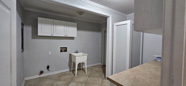 Building Photo - 1117 Appian Way